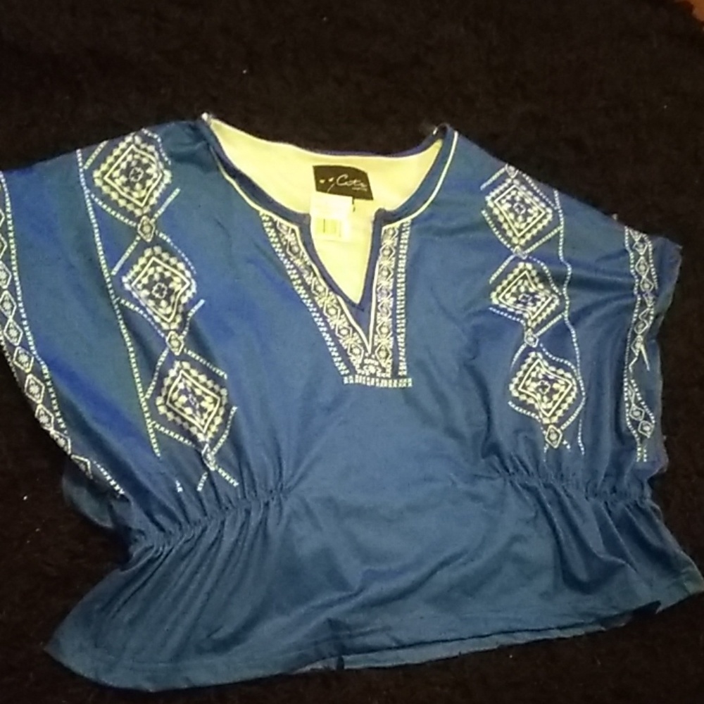 A blue and white half shirt